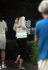 组图：奶茶妹妹陪刘强东赴宴 甜蜜同居爱巢曝光