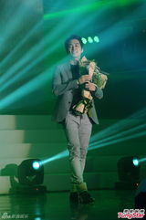 组图：宋承宪西装帅气赴沪 粉丝大呼十年前该见