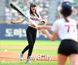 组图：Rainbow佑丽胜雅任棒球赛开场嘉宾