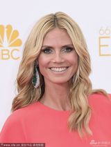 组图：超模海蒂-克拉姆美艳红裙展窈窕身材