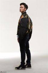 组图：帅气暖男尹正写真 复古夹克帅气有型