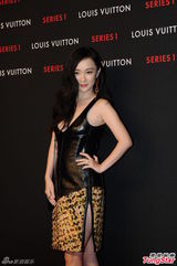 组图：霍思燕穿深V紧身裙大秀事业线女人味十足