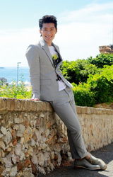 组图：窦骁戛纳街拍写真 清爽帅气展成熟魅力