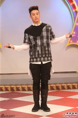 组图：潘玮柏变身专业球评 怕再引来网友论战