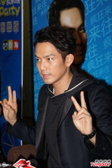 组图：钟汉良被催婚不着急 获父母现身捧场