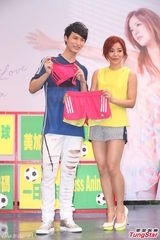 组图：丁当签唱会淋雨会粉丝 严爵贴心送内衣