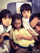 组图：奶爸萌娃再出发 吴镇宇对嘴喂儿子饼干