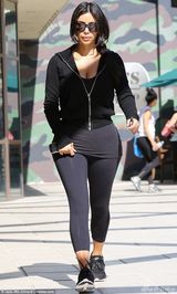 组图：卡戴珊素颜出街秀爆乳 心情抑郁肤色暗黄