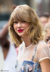 组图：泰勒透视裙秀纤细身材 甜笑挥手尽显亲和