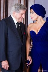 组图：Gaga牵手88岁托尼开唱 宝蓝长裙大秀肉弹