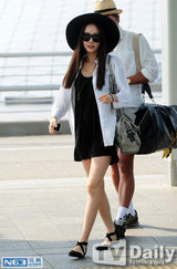 组图：Kara具荷拉现身机场 黑白经典搭显女神范