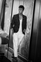 组图：《熟男养成记》曝剧照 杜淳造型时尚