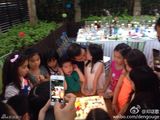 组图：王菲李亚鹏为爱女庆生 亲密仍似一家人