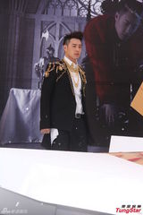 组图：潘玮柏《小丑》自创MV挑战不同类型角色