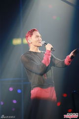 组图：张智霖开唱裸身美女环伺 袁咏仪领衔助威