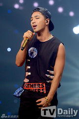 组图：f(x)爵士装热情献唱 夺冠激动互拥