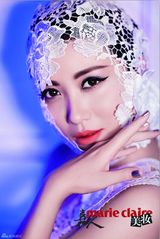 组图：姚贝娜登嘉人美妆杂志 夸张眼妆配优雅蕾丝裙