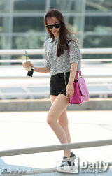 组图：韩团SISTAR亮相机场 太阳镜显时尚