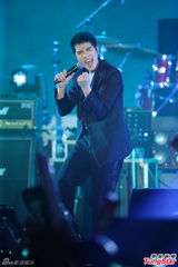 组图：人来疯！萧敬腾变多动症 拉歌迷不放手