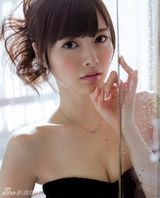 组图：宅男女神白石麻衣抹胸小黑裙秀美乳长腿