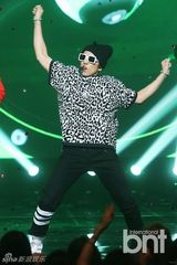 组图：泰蒂徐Tiffany性感热舞 2PM尼坤同台回归