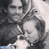 组图：《大爆炸》佩妮与老公依偎 俏皮吻汪星人