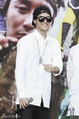 组图：韩星为粉丝烤香蕉 黑乎乎似茄子