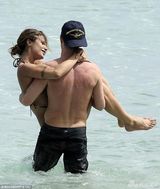 组图：女主播比基尼豪放露点 胸部浑圆肉贴男友