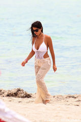 组图：球星嫂蒂维娜网眼泳衣秀巨弹 好身材吸睛