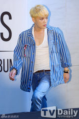 组图：JYJ出席发售会 朴有天戴眼镜呆萌可爱(金在中/金俊秀)