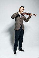 组图：杨烁商务写真温暖笑容彰显绅士魅力