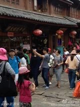 组图：隆诗牵手游丽江 吴奇隆贴心为女友夹菜