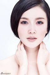 组图：李艾瑾写真仪态万千 大秀魅力时尚