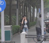 组图：马伊琍与友人聚餐 不停玩手机先行离开