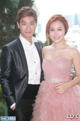 组图：郭颖儿王宗尧合拍广告 野外真空换衣尴尬