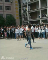 组图：交卷后终结地下情 高三情侣高调走出考场