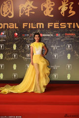 组图：李冰冰黄色礼服美艳 薄纱裙长腿若隐若现