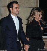 组图：安妮斯顿携未婚夫恩爱亮相力破分手传闻