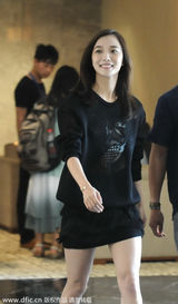 组图：王珞丹短裙秀美腿 懒理与韩寒绯闻心情佳