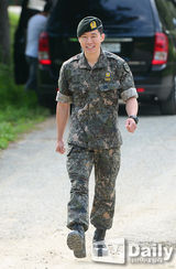 组图：韩星金武烈退伍 曾休长病假惹争议