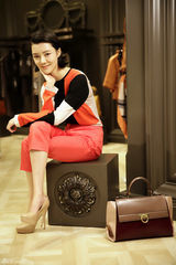 组图：车晓初秋红装写真曝光 简约时尚优雅知性