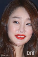 组图：韩星崔振赫崔汝真清爽亮相活动