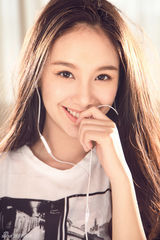 组图：程砚秋明媚写真 清新甜美无公害