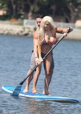 组图：19岁人妻模特秀球形巨胸 船战裸男姿势多