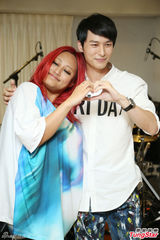 组图：严爵家家演唱会假扮一日情人 上演喂食秀