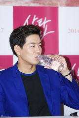 独家：韩星尹珍睿镂空白裙出席试映显优雅