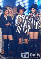 组图：f(x)爵士装热情献唱 夺冠激动互拥