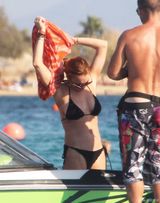 组图：林赛-罗韩游艇上当众脱衣 胸部下垂臀部干瘪