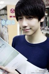 组图：清华校草李润东走红 女妆照生活照颜值爆表