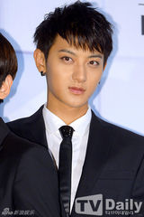 组图：韩团EXO出席记者会 帅气正装魅力足